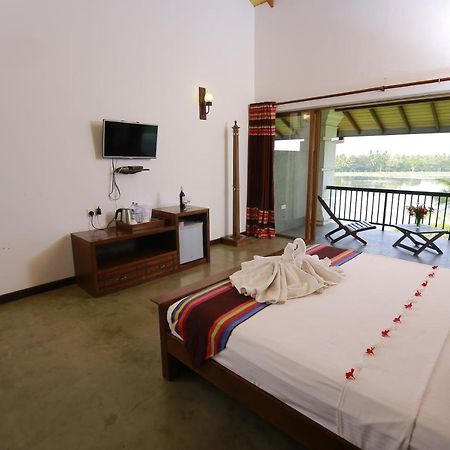 Diya Dahara Lake Resort Yala Exteriör bild