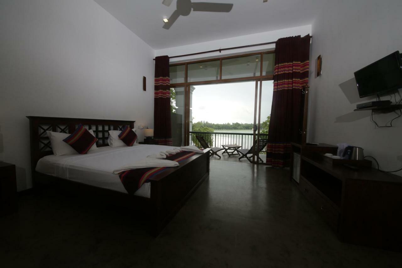 Diya Dahara Lake Resort Yala Exteriör bild