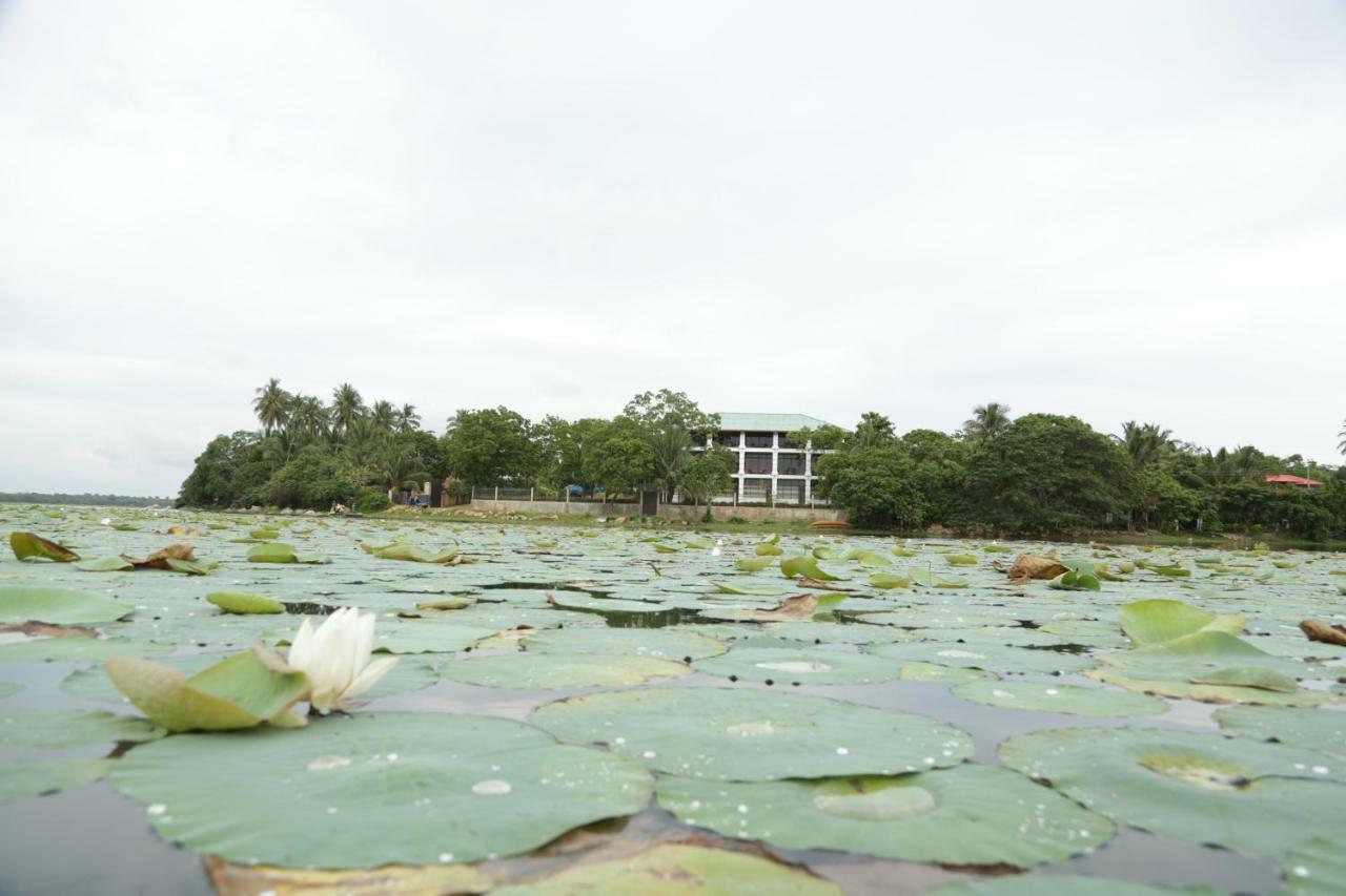Diya Dahara Lake Resort Yala Exteriör bild